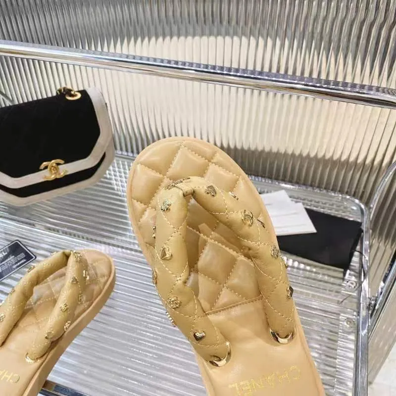 👟👟Ex-factory price 460👟👟 CHANEL 2022SS C Jia Xiaoxiang new summer bread slippers flip-flops flip-flops beach sandals original 7100 purchase development production Xiaoxiang 2023 summer hot style bread slippers irresistibly cute! The color of macarons and ice cream combined with the chubby figure is like stepping on bread or clouds ☁️Super strong wrapping feeling!  Fabric: Original customized super soft sheepskin Lining: Original customized super soft sheepskin Sole: Exclusive molded ultra-light foam outsole Sole thickness: 2CM Size: 35-40